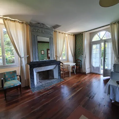 - Maison De Maitre Du Xviie Bed & Breakfast