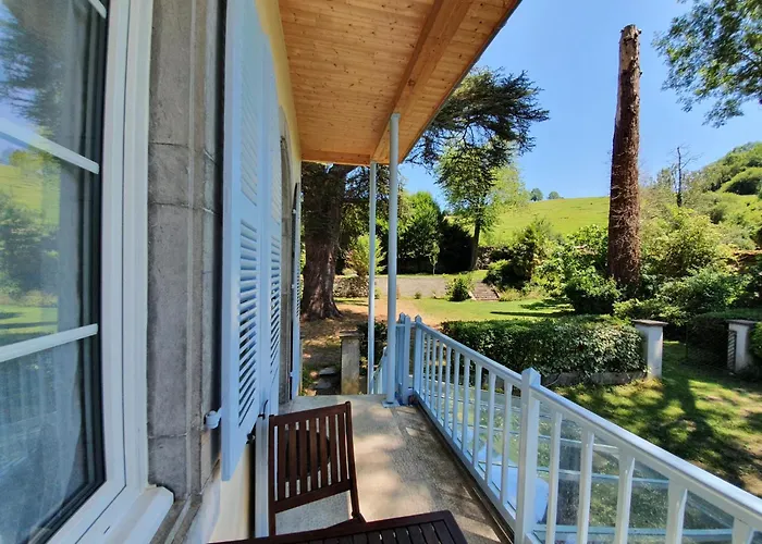 - Maison De Maitre Du Xviie Bed & Breakfast Saint-Pé-de-Bigorre
